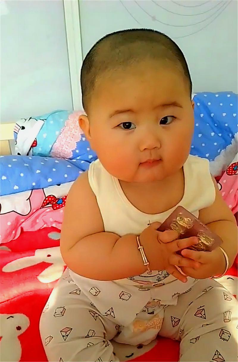 肉嘟嘟的孩子最可爱,光是相貌就吸引大批粉丝,网友:好像捏一下