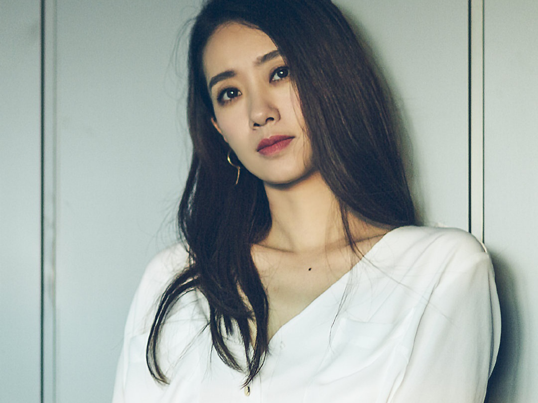 张小斐穿高领毛衣表情伤感,搞笑之外也有高级美的一面,令人惊喜