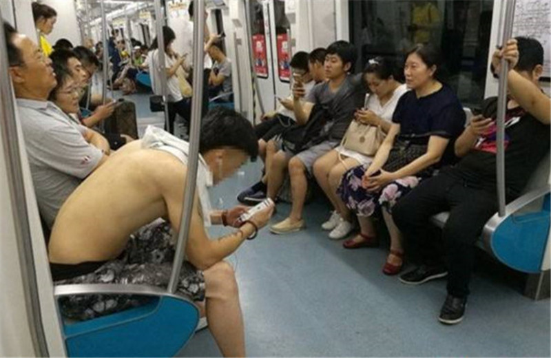 公共场所赤膊罚单出炉,大城市整治"光膀族",已有不少人被罚款