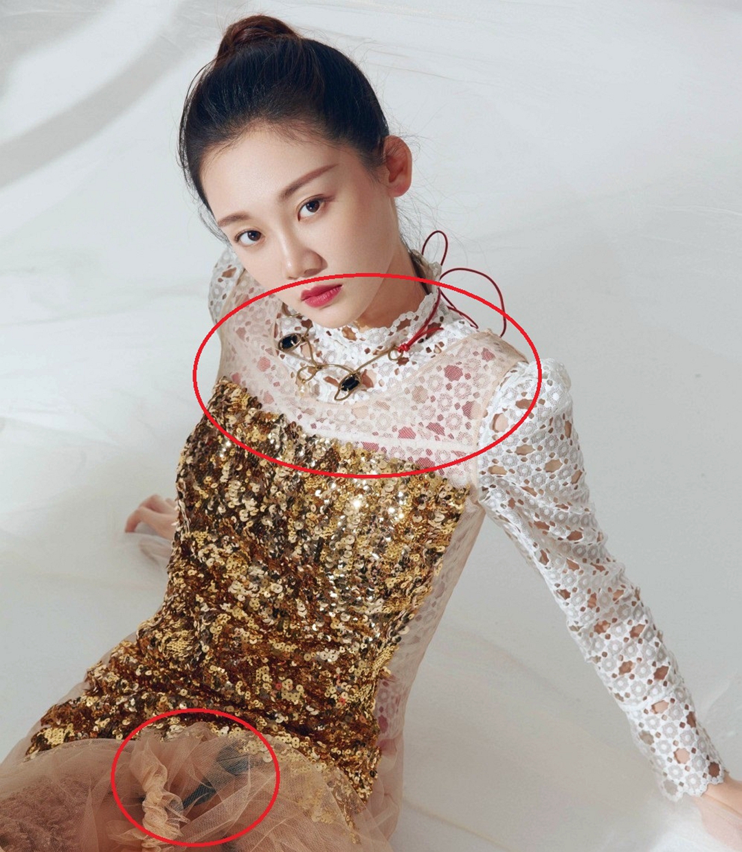 苗苗太会玩了,身穿金色亮片裙黑色三角区吸睛,网友:太尴尬!