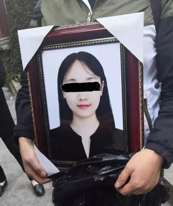 21岁少女影楼拍写真,拍摄完成后服毒自尽,警方已介入调查