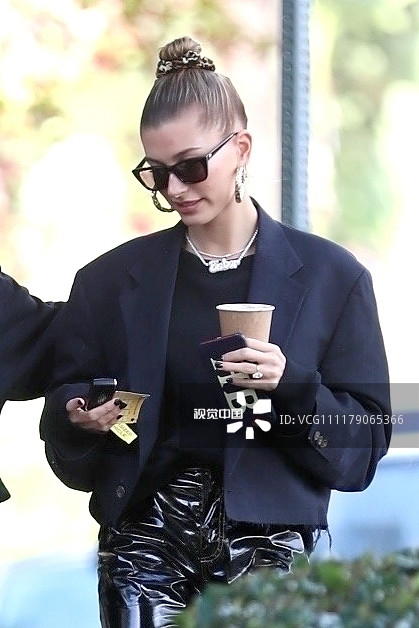 "比伯夫人"海莉顶丸子头笑颜如花 秀"鸽子蛋"钻戒吸睛惹人羡