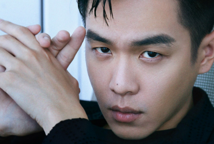 张若昀酷帅写真,目光深邃眼神凌厉,尽显型男魅力气息