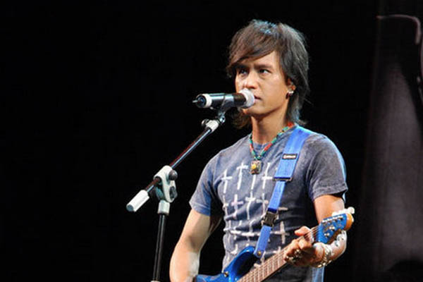 动力火车尤秋兴50岁才订婚,年轻时也是一枚小鲜肉