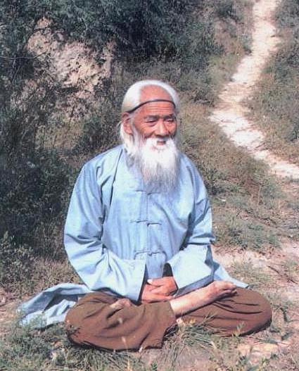 这位老人名叫吴云青,生前常吟唱一首道歌,劝人修道向善,证得善果,脱离