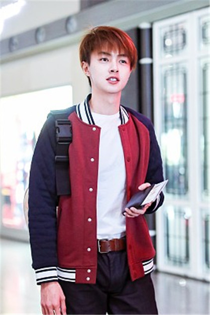 官鸿素颜亮相机场,一身休闲装低调又帅气