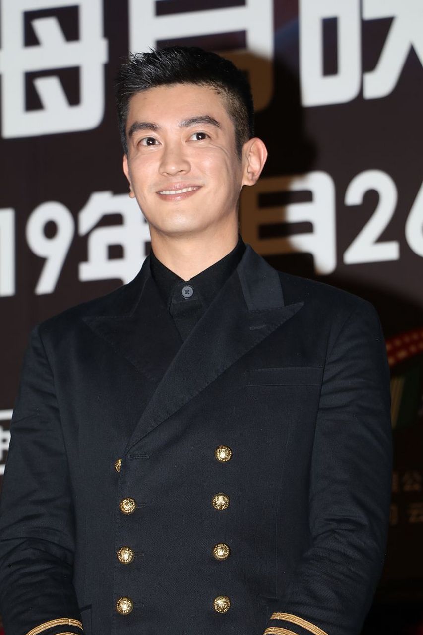 杜江的儿子嗯哼晒出了一张阳光帅气的新发型照片,嗯哼手持手机自拍