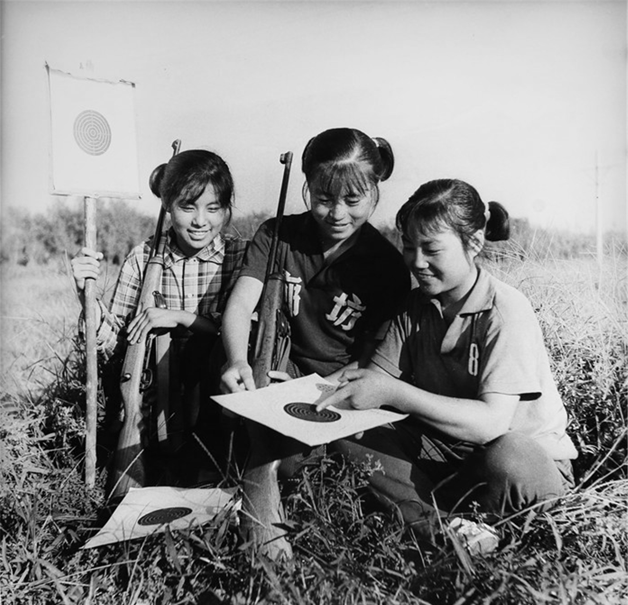 老照片:60年代的劳动妇女,女民兵们正在交流打靶技术.