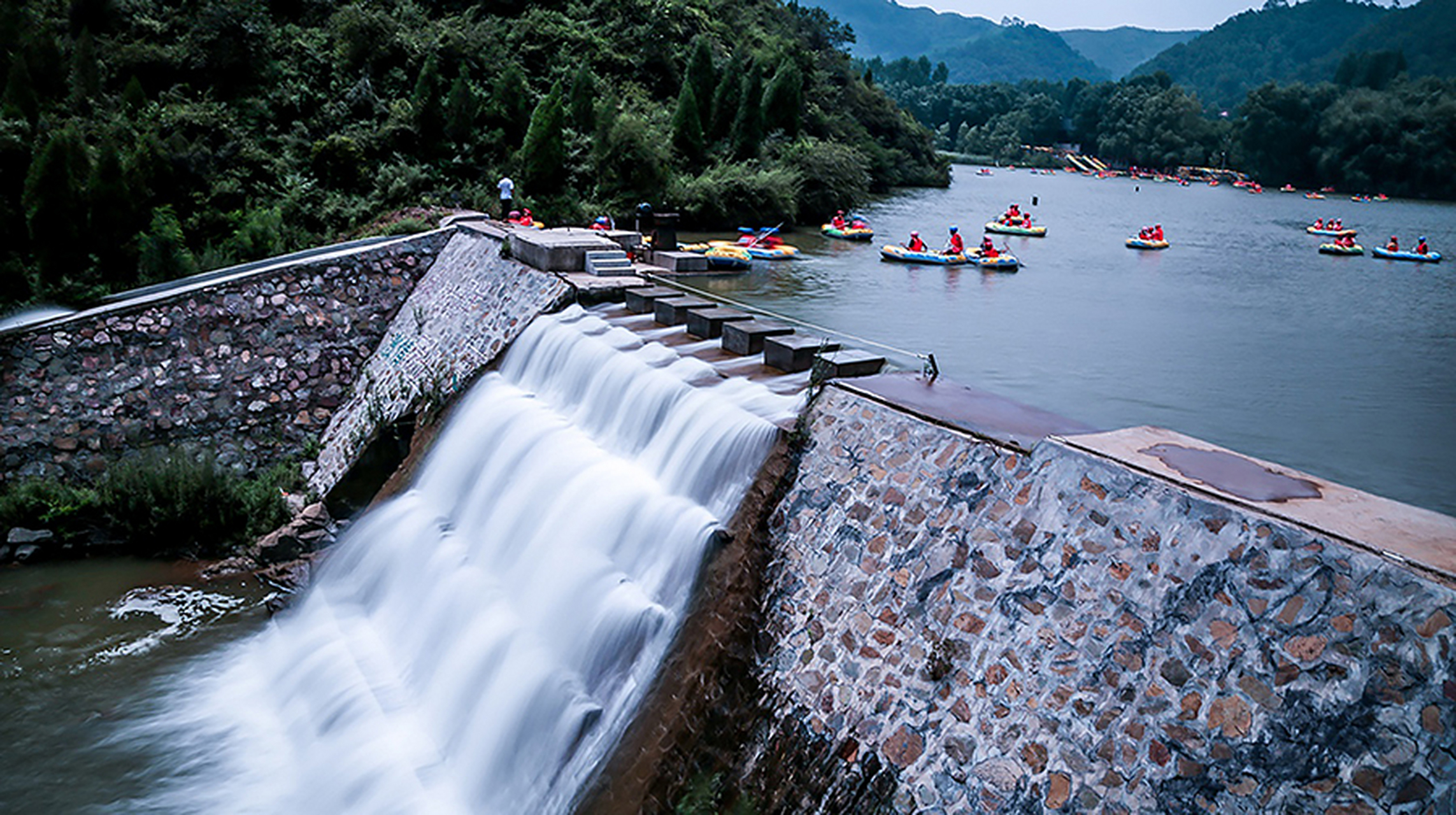 豫西大峡谷风景区峡谷内飞瀑高悬,溪流淙淙,潭幽池清,乘橡皮舟挥浆击