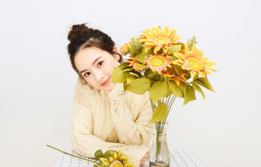 她是《何以笙箫默》中的小少梅,现实中的她留起长发美到认不出!