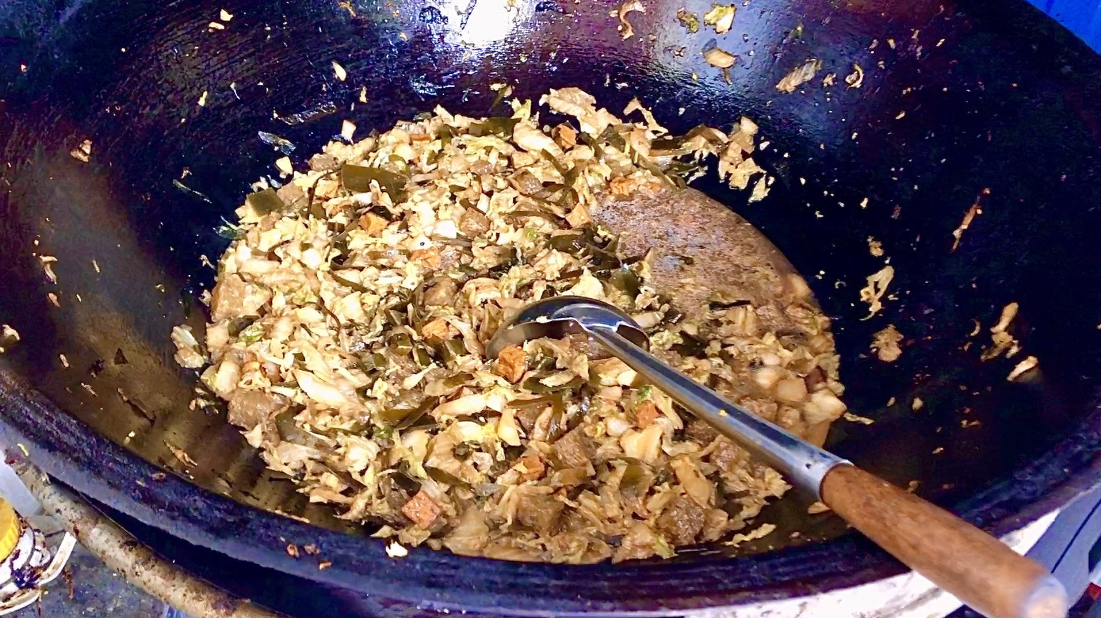 河北人的情怀美食大锅熬菜,自家吃不完会分给邻居,蹲着吃才够味