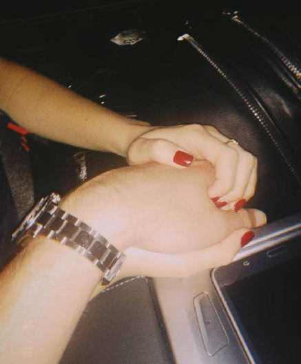 断眉charlie puth正式公开恋情 晒与女友甜蜜牵手照