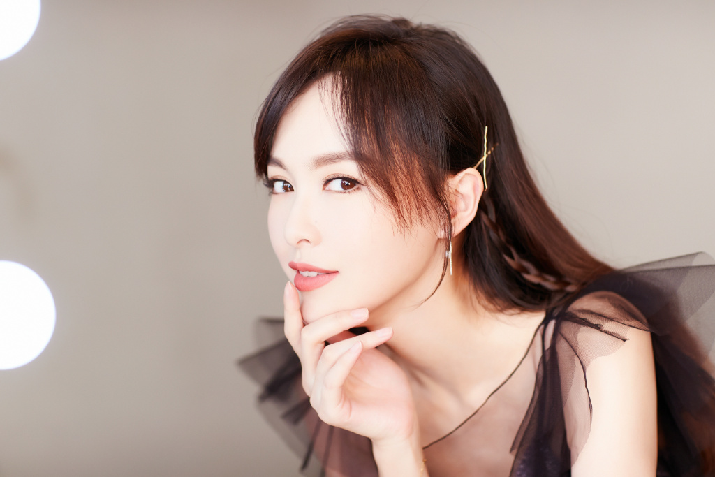 我昨天晚上梦到"唐嫣"了,用卷发搭配连衣裙,优雅大气美成初恋