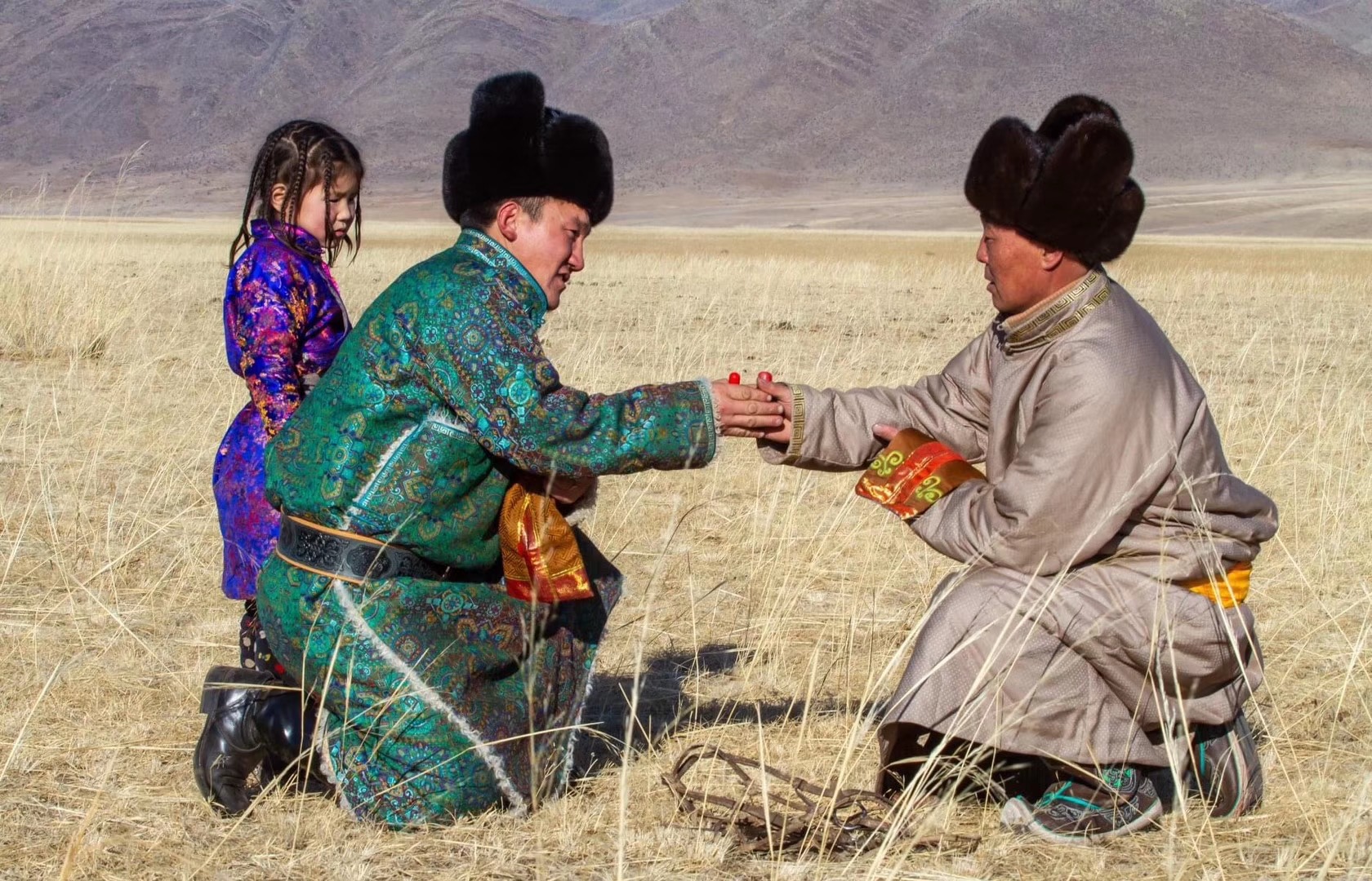 蒙古交际礼仪风俗—交换鼻烟壶(图)