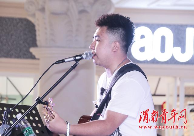 渭南:郝浩涵与乐队吉他演唱会在宏帆广场激情上演