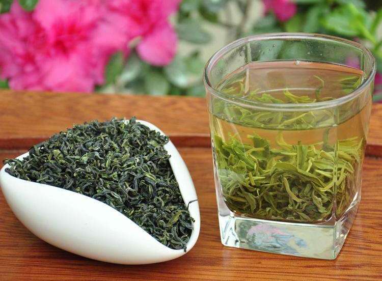 最后,我要向大家介绍崂山云峰茶,它是醇厚可口的,喝了以后,整个人都会