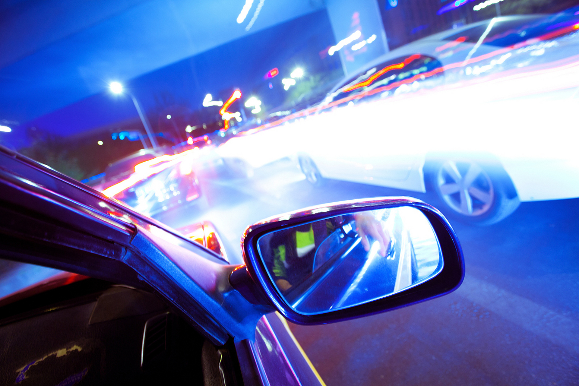 然而,夜间驾驶存在一系列独特的挑战,如视觉障碍,疲