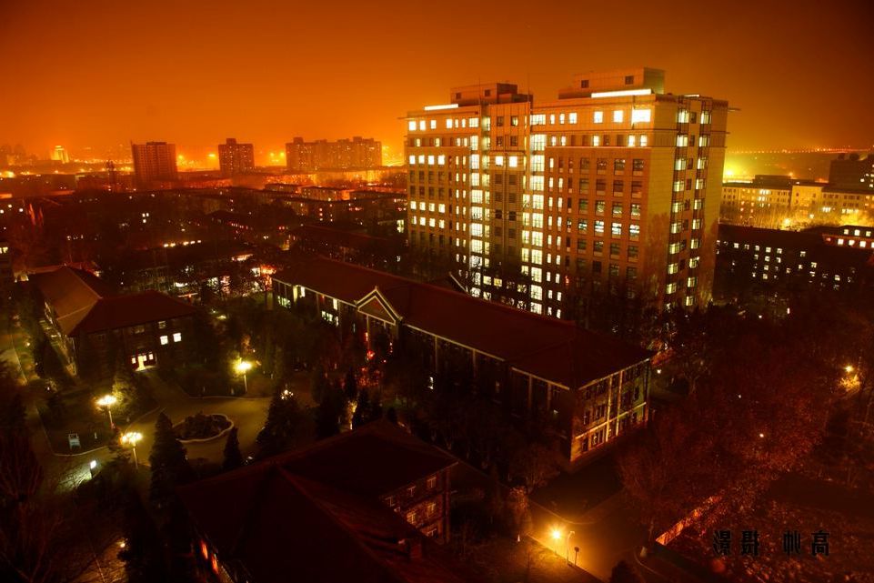 中国政法大学位于北京,它是双一流和211工程院校,主要以法学为特色