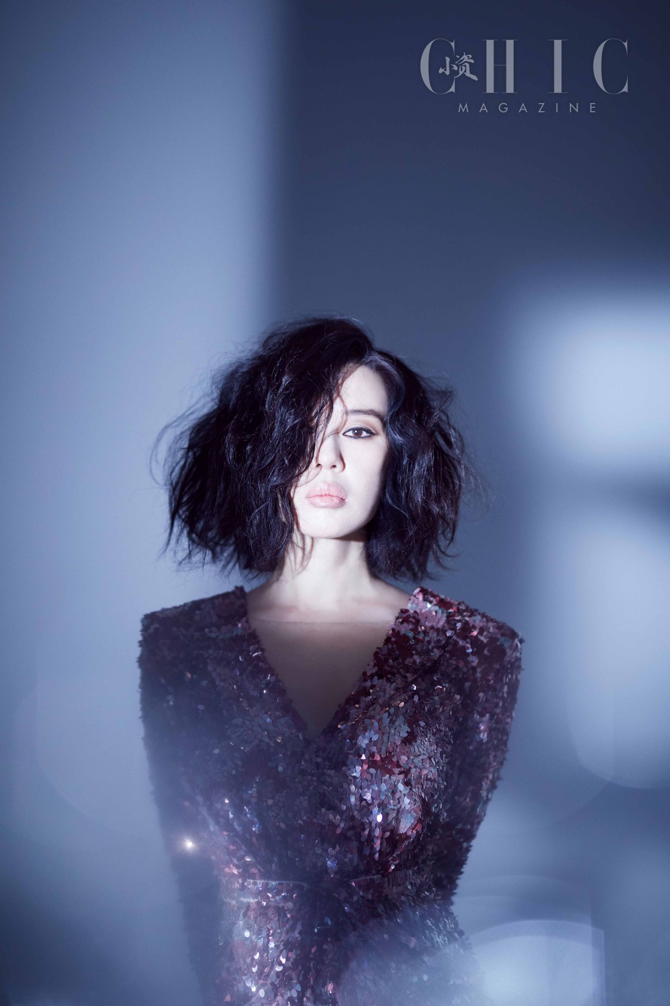 余男最新写真曝光 "西装杀"造型可柔可飒