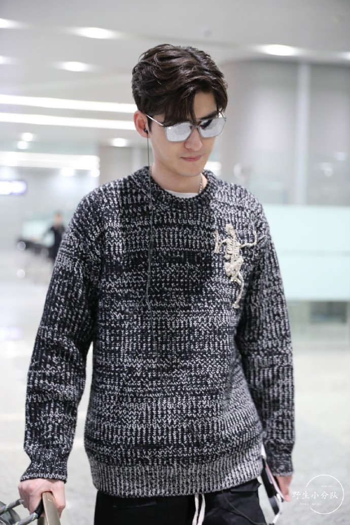 张翰穿灰色毛衣搭配黑色裤子现身机场,戴墨镜又酷又帅