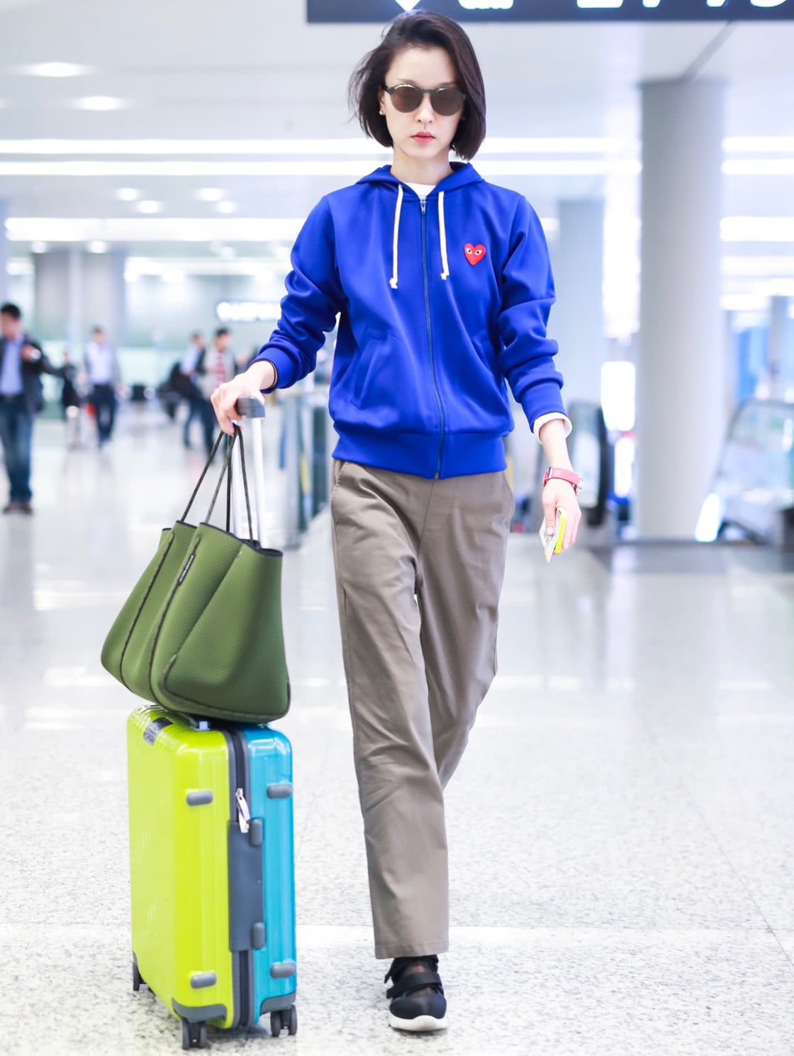 原来杜鹃穿粉色也这样好看,短发搭配粉色外套尽显高级感,真漂亮