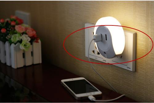 卧室插座是装在床头柜上面还是下面?看了别人家的装修,才明白