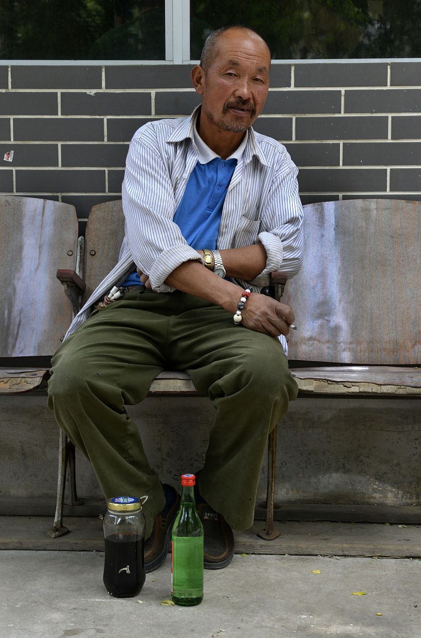 更让人惊奇的是,大爷竟然建议孩子不要生小孩.