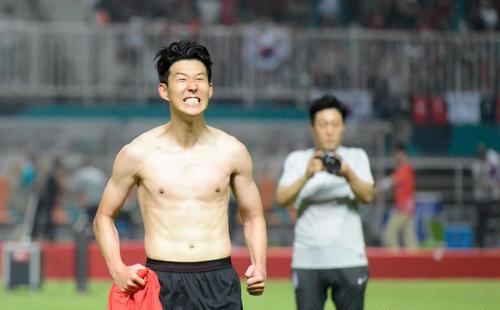 国足"白斩鸡"再次被实锤,大肚子上全是赘肉,难怪国足会这么差