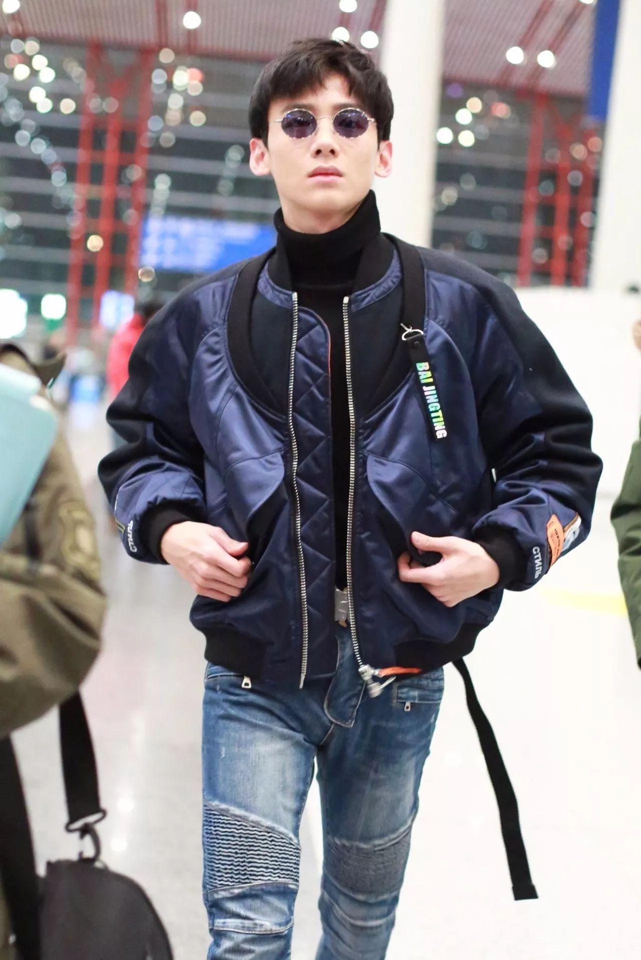 白敬亭深夜现身现身北京机场,原来是去国外录制综艺?