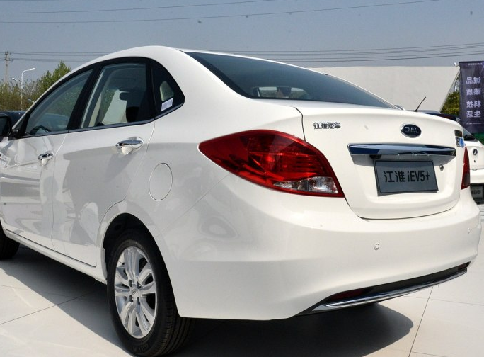 江淮iev,现代感非常强 ,驾驶乐趣很高,整体饱满,样式出彩,不会让人