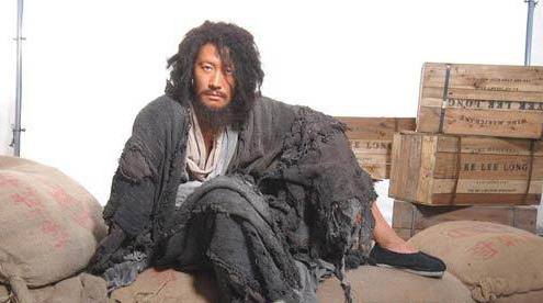 乞丐服时尚个性的单品,还是现代人宣泄自嘲的一种生活方式