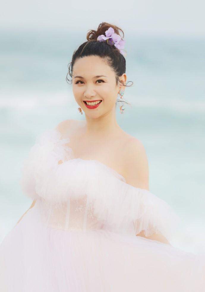 郭晓冬微博晒妻子程莉莎纱裙写真,调侃妻子:戏好,人作