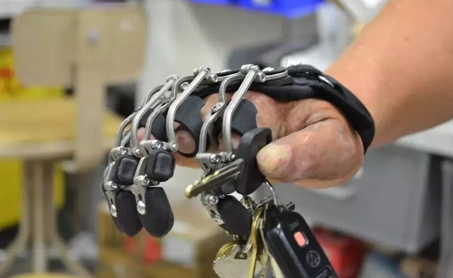 外国牛人发明机械手指,竟如同真的手指一般可完成日常功能!