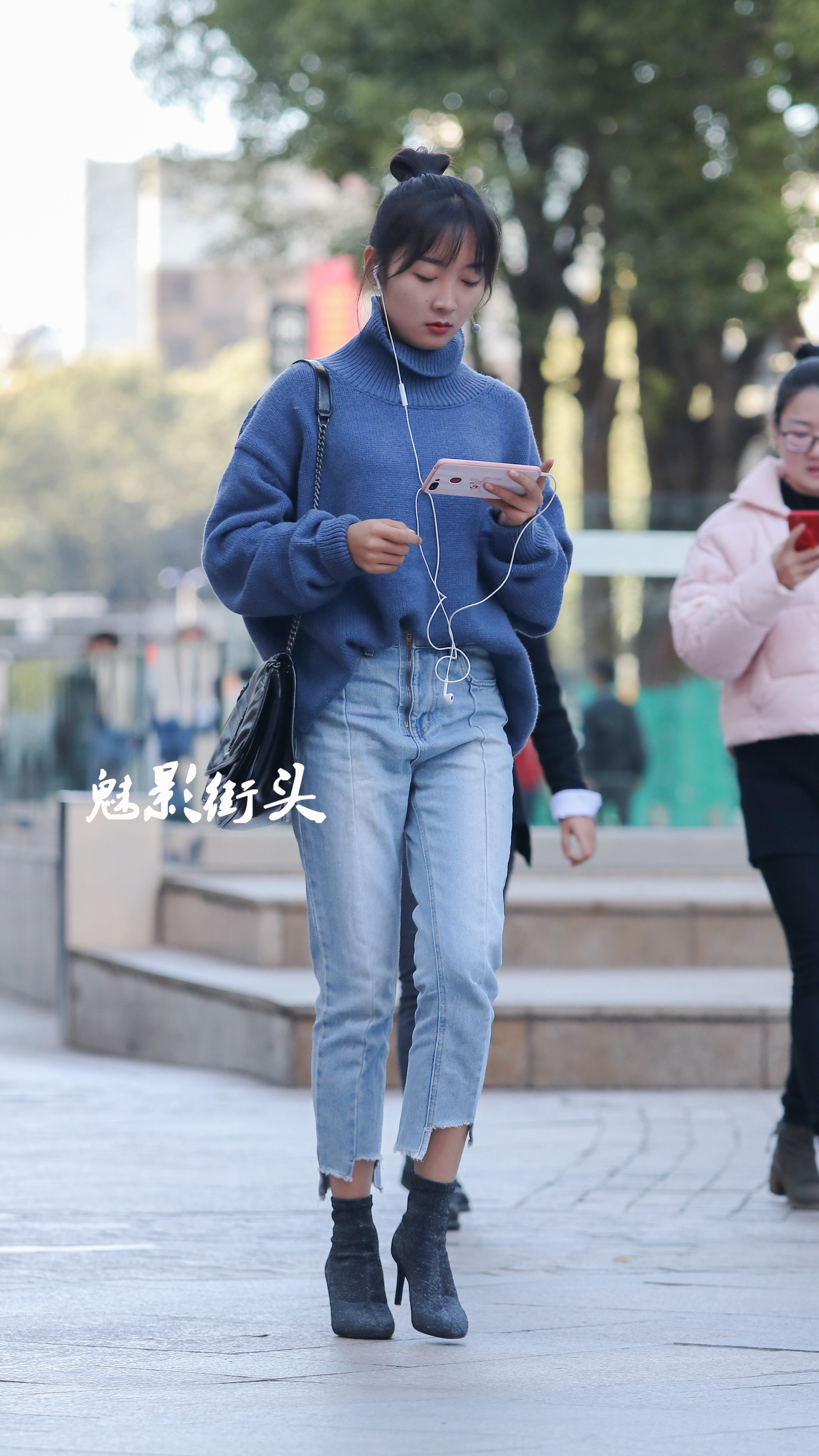 街拍:蓝色针织毛衣搭牛仔裤,梳个丸子头,散发着迷人的优雅韵味