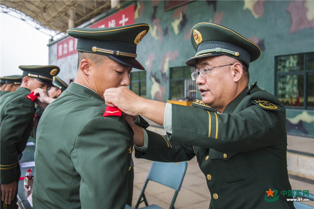 荣光丨直击千余名武警新兵授衔场面