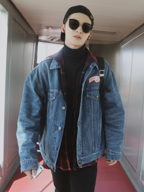 朱正廷现身机场奶酷十足!反戴帽子露出"光额头",又剃毛了?