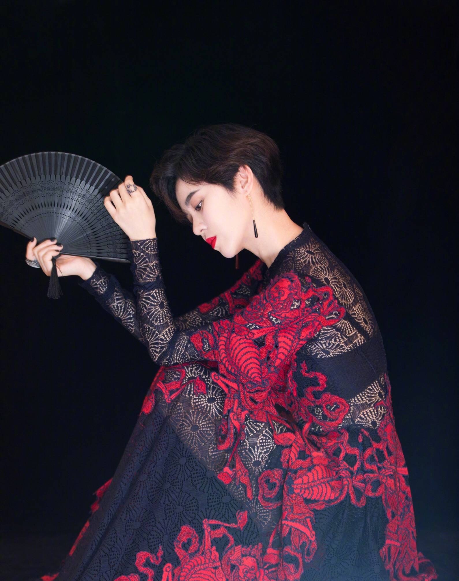 郁可唯又美出了新高度,一组中国风写真上线,尽显女侠风范