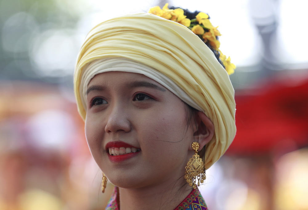 缅甸掸族庆祝传统泼水节 街头水仗狂欢嗨翻天