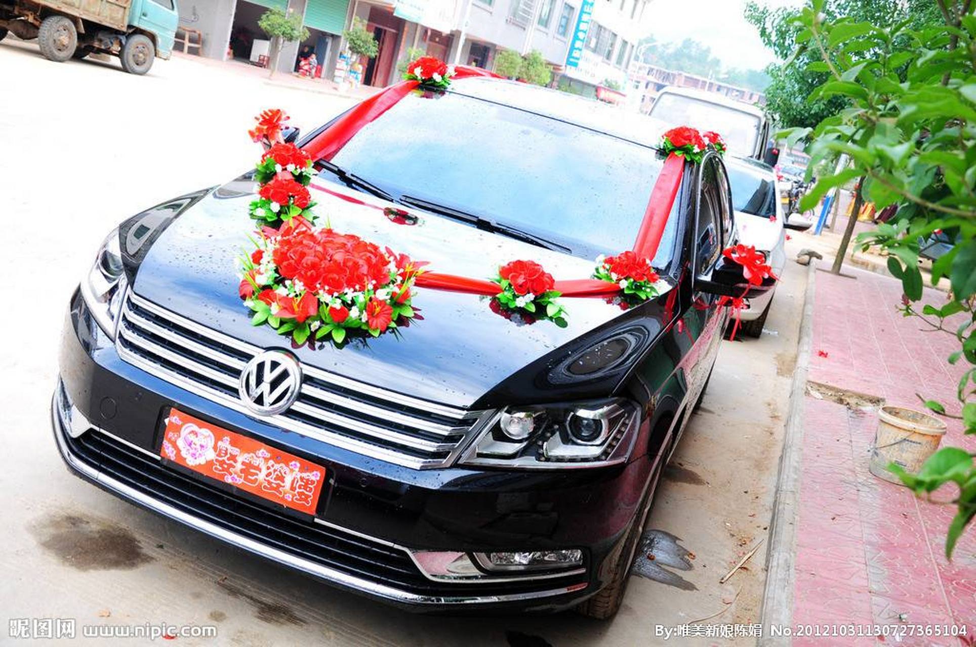 车里总要放几条红布,看见有结婚的车队,哥就把红布拴上跟着开,每次总