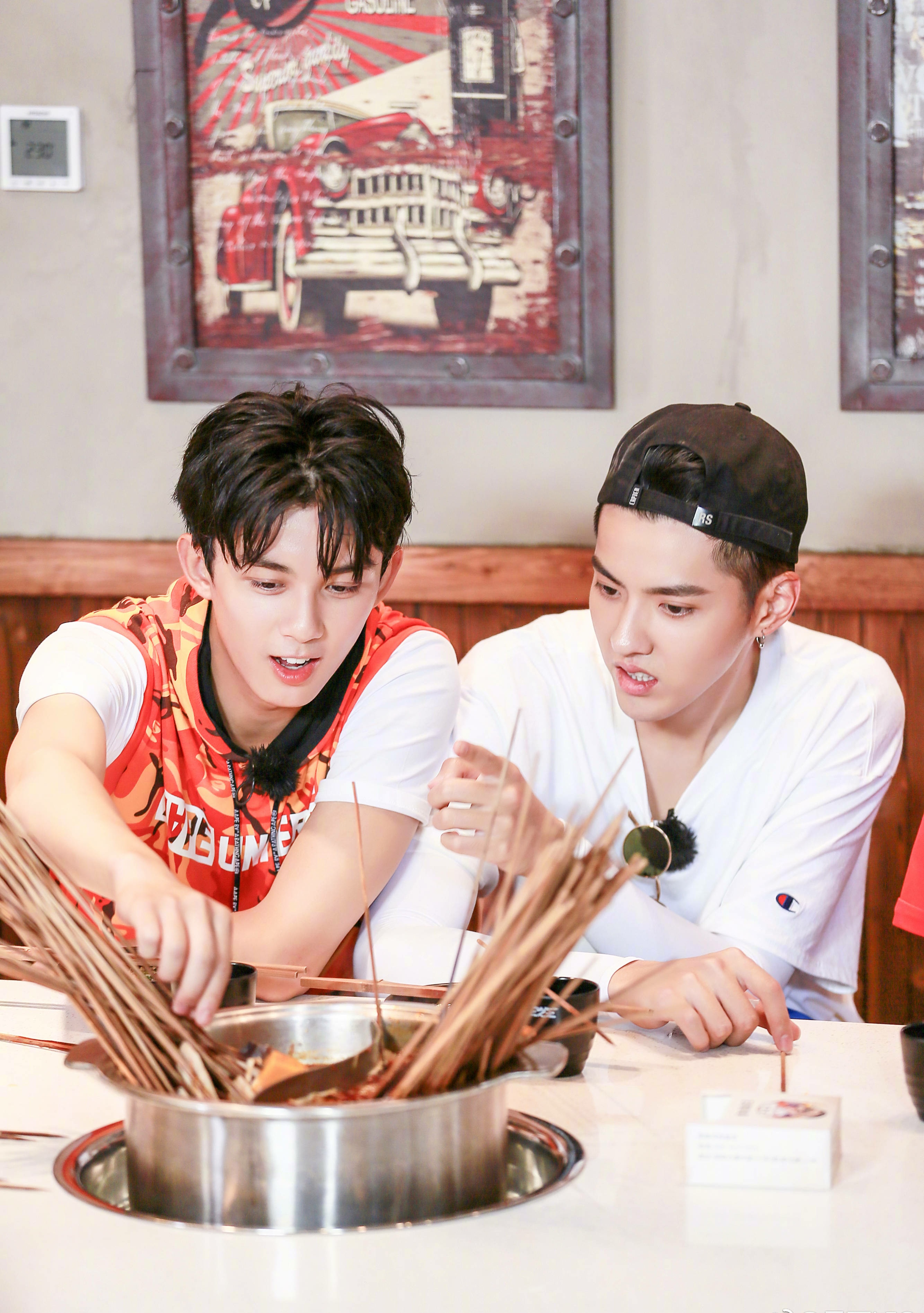 看了合照,才发现吴磊原来这么帅,和吴亦凡在一起也不差