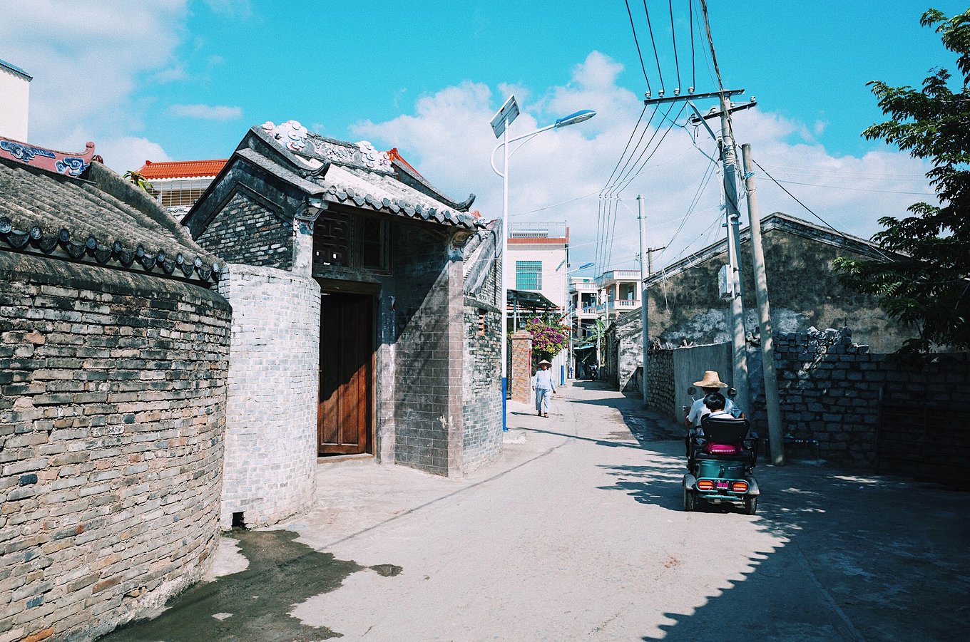 建于唐代,距今已有1100多年的历史,历史上的保平村一直是海南省重要的