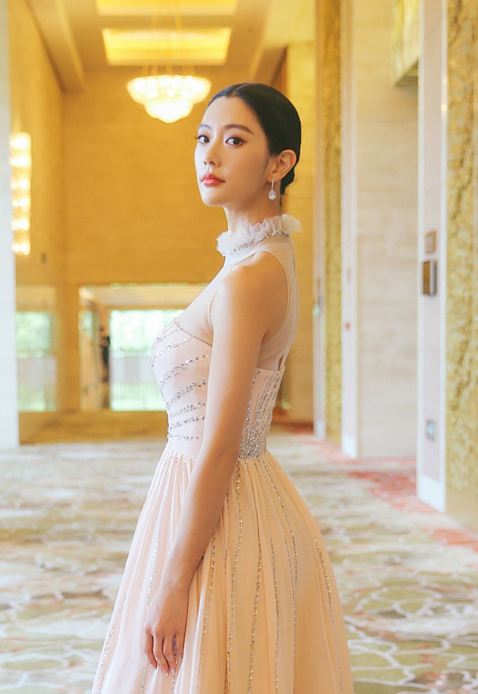 克拉拉早期穿包臀拖地长裙,化身美人鱼公主,秀身材也能如此高级