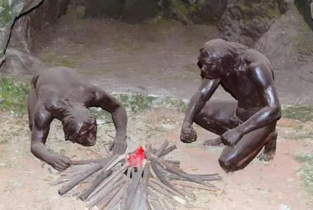 火的发现与使用,改变了原始人的生活,摆脱了"茹毛饮血"的状态