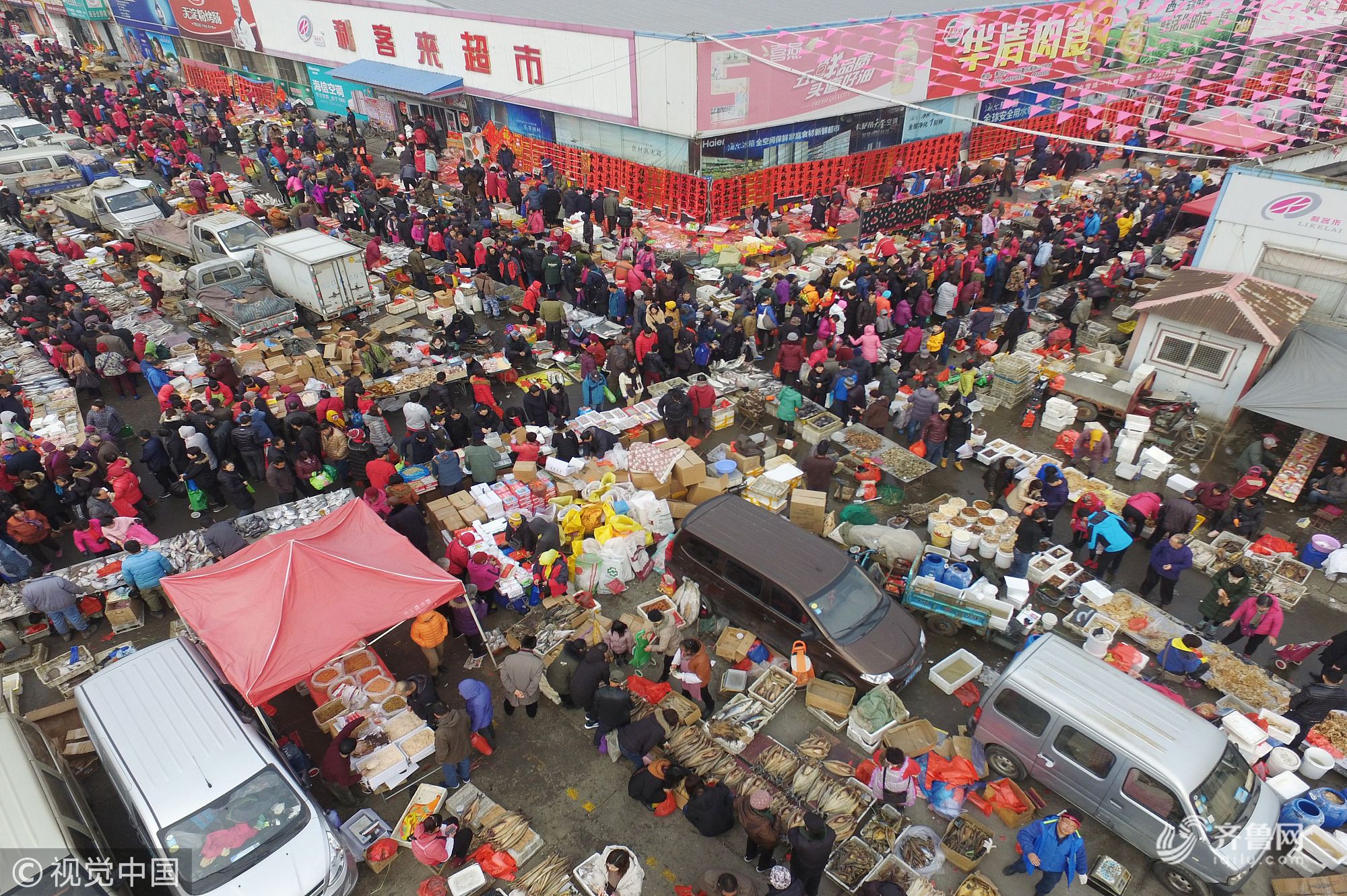 青岛年货市场火爆 数万人逛大集"寻年味"