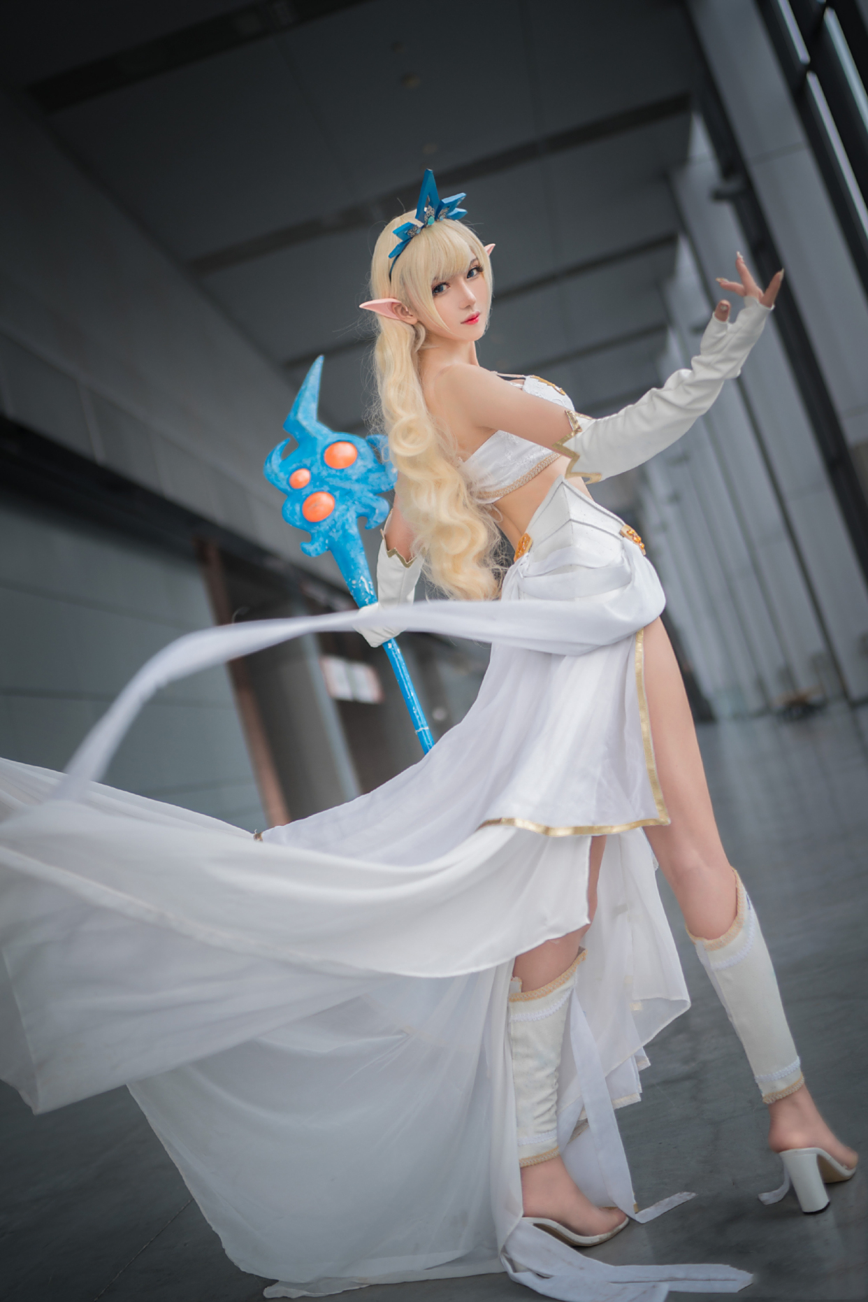 腐团儿cos英雄联盟风女,人物还原度很高,法杖却像粗制滥造