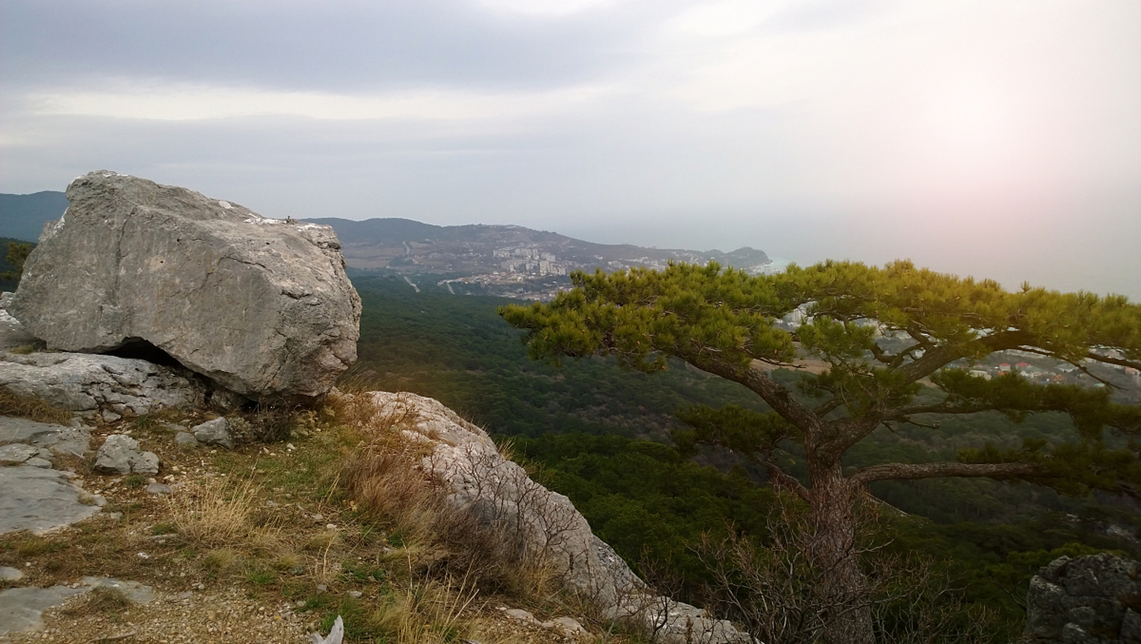 石棚山,位于孔望山和锦屏山之间,距市区5公里,宋代诗人石曼卿,苏东坡