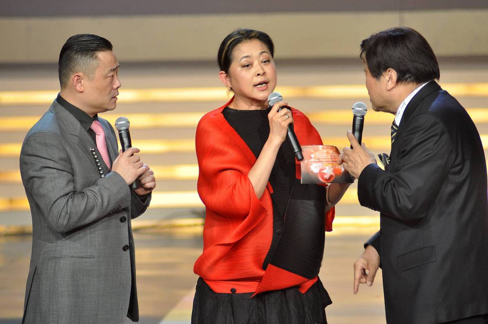当年,赵忠祥弥留之际,他对倪萍说道:"妹子,我以后所有的财产全都要