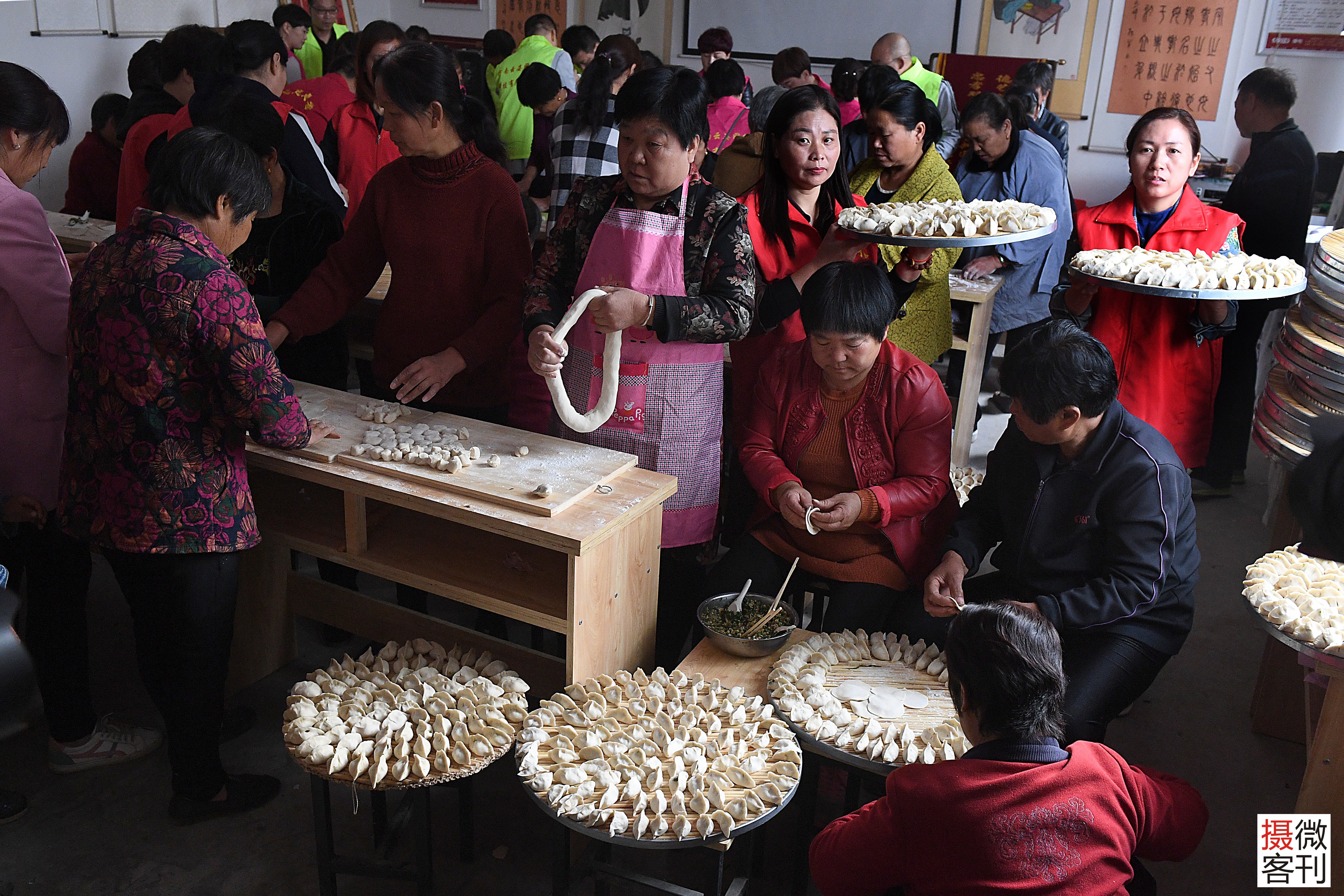 屋子里,近200人在忙活着包饺子,很多外地的志愿者也赶来帮忙.