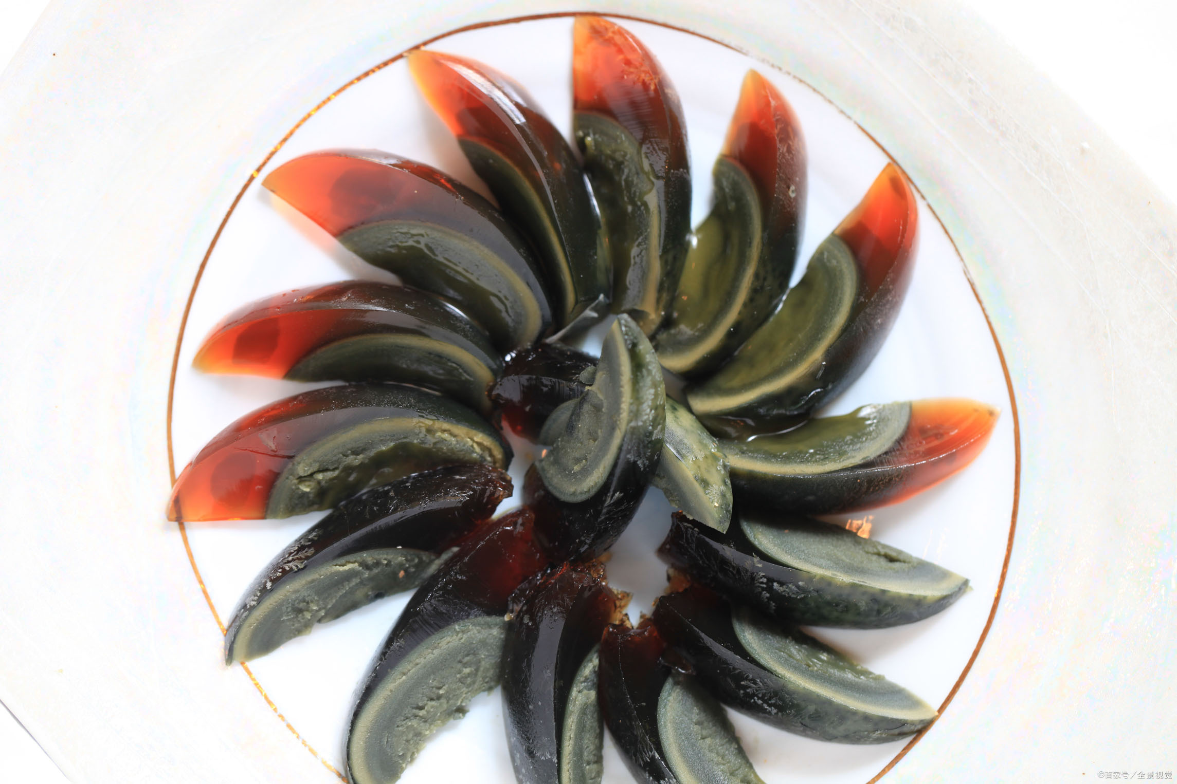 凉拌松花蛋很多人不会调汁,大厨教你这种方法,味道比饭店的都香