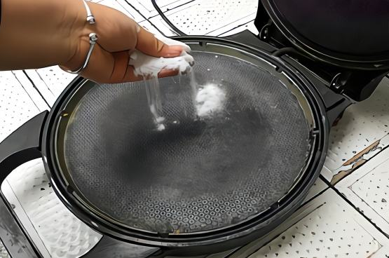清洗电饼铛还用刷?换个小方法,再怎么顽固的污渍也能清洗干净